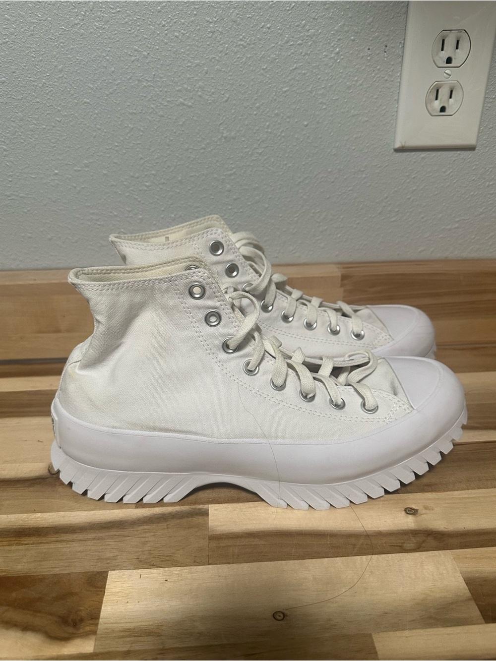 CONVERSE CHUCK ALL STAR LUGGED WOMEN
SNEAKERS